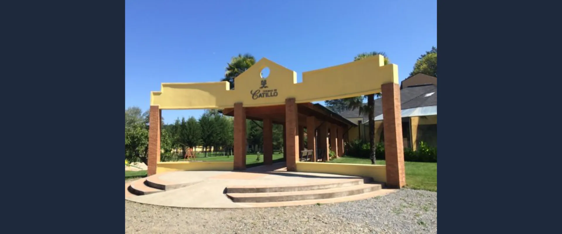 Entrada moderna de Termas de Catillo